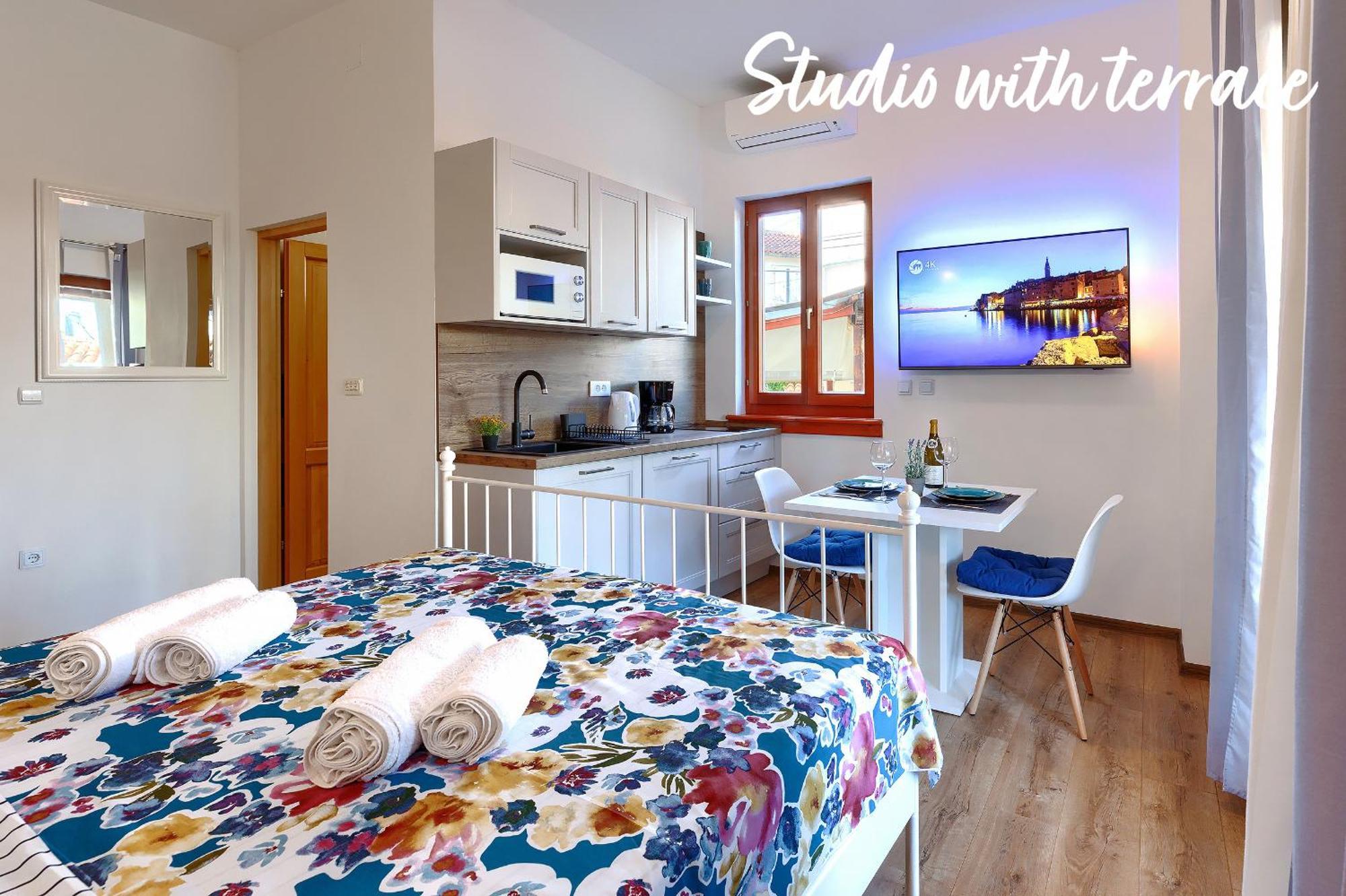 Studios Notte Sul Porto Rovinj Exteriör bild