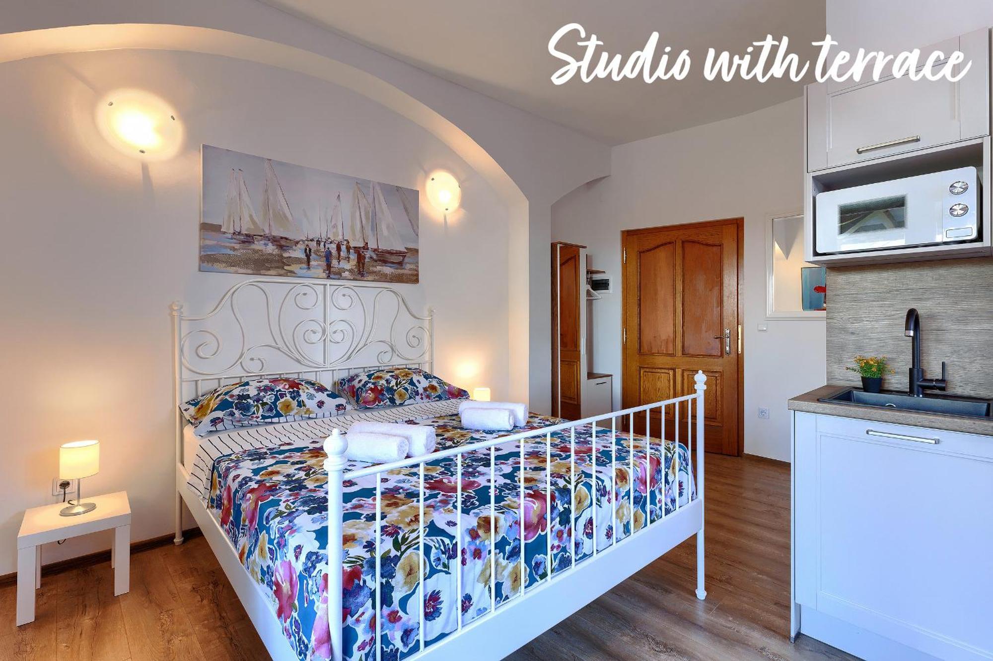 Studios Notte Sul Porto Rovinj Exteriör bild