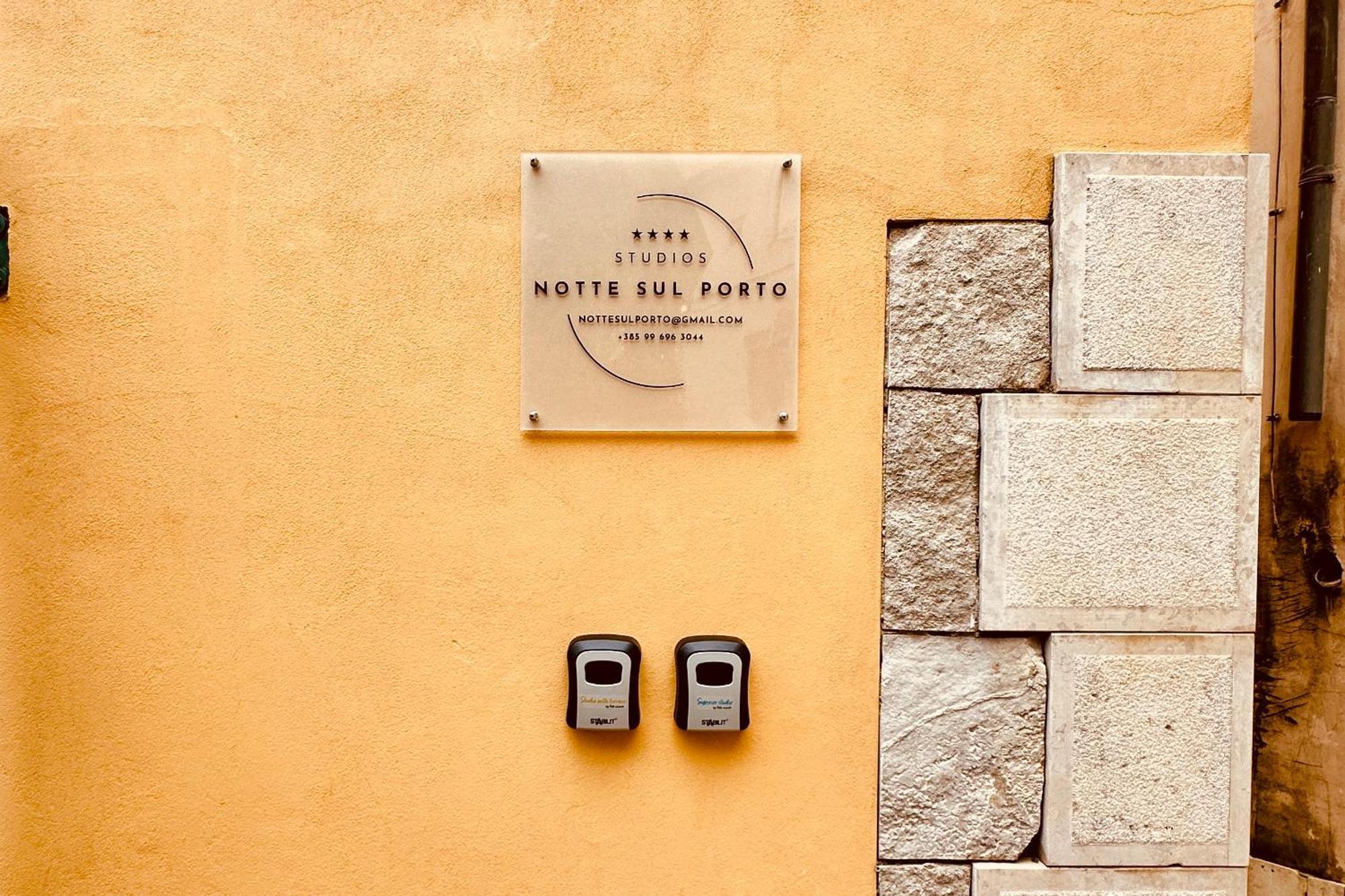 Studios Notte Sul Porto Rovinj Exteriör bild